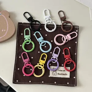 Set di moschettoni portachiavi a molla in metallo colorato per accessori artigianali fai-da-te.