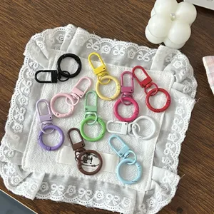 Set di ganci per moschettini a molla colorati in metallo per portachiavi accessori artigianali DIY.