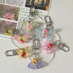 Kleurrijke hars vlinder sleutelhanger met schattige bloemhangers voor tassen en sleutels.