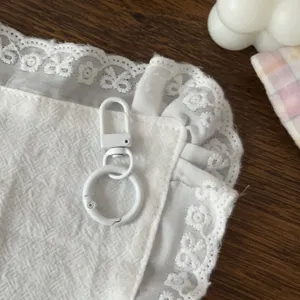 Dettaglio chiusura anello a molla in metallo bianco, ideale per ciondoli borse fatti a mano.