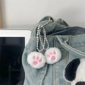 Schattig pluche kattenpoot sleutelhanger detail, fluffy witte bal met roze geborduurde kussentjes.