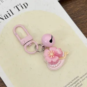 Nahaufnahme Detail des rosa Kirschblüten Dessert Glocke Schlüsselanhängers für Rucksack.