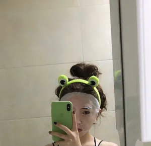 Detalle diadema rana verde, aro de pelo de felpa lindo para lavar la cara y maquillaje diario.