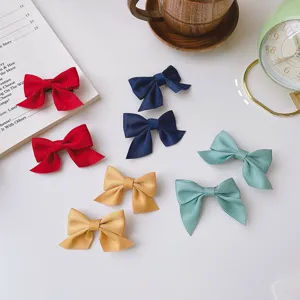 Cute children bow hair clips set, sweet fabric hair accessories for baby girls daily wear.