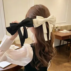 Élégante grande pince à nœud pour cheveux de femme, barrette ruban chic style quotidien.