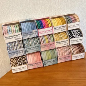 Set di elastici per capelli colorati in confezione ordinata ideale per lo styling quotidiano sicuro.