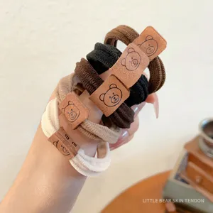 Simpatici elastici per capelli con piccoli orsetti ed etichette in pelle per acconciature quotidiane.