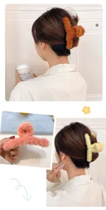 Detalle de pinza de pelo de peluche, accesorio de invierno suave, pinza grande elegante.