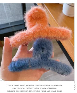 Détail de pince à cheveux en peluche douce et duveteuse, grande griffe hiver automne chaud.