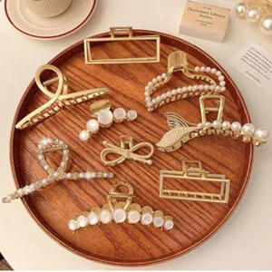 Set di mollette per capelli in metallo dorato con perle e strass, accessori eleganti.