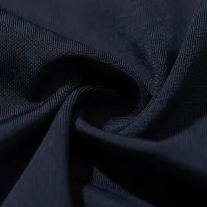 Primo piano dettagliato della texture del tessuto blu scuro per intimo modellante.