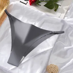 Gros plan sur des sous-vêtements string gris sans coutures pour femmes avec anneau en métal.