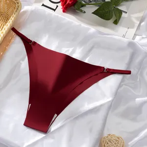 Vue détaillée du tanga rouge vin en soie glacée sans couture avec des anneaux métalliques.
