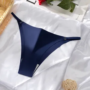 Vue détaillée du string pour femme en soie glacée sans couture bleu foncé avec anneaux.