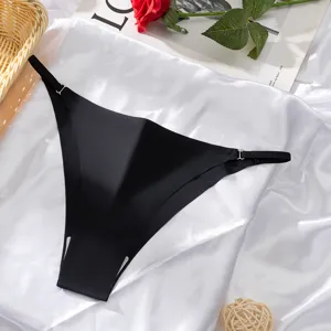 Tanga pour femme sans coutures en soie glacée avec anneau en métal, sous-vêtement noir detail.
