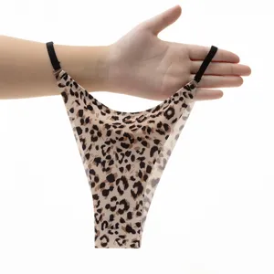 Tanga string sexy pour femme à imprimé léopard, taille basse et anneaux métalliques.