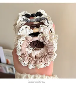 Vue détaillée de chouchous en dentelle douce, matière soie glacée, accessoires élégants.
