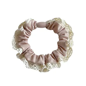 Chouchou en satin rose style coreen avec volant en dentelle blanche pour queue de cheval chic