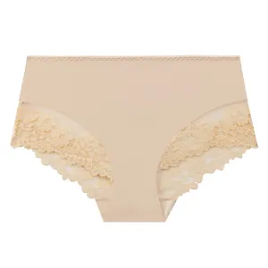 Détails de gros plan de slip sans couture pour femmes en dentelle beige confortable.