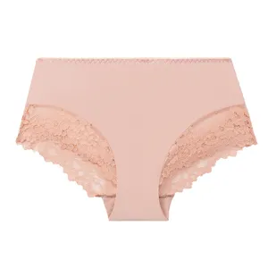 Vue détaillée de culottes rose pour femmes avec bordure en dentelle délicate et tissu doux.