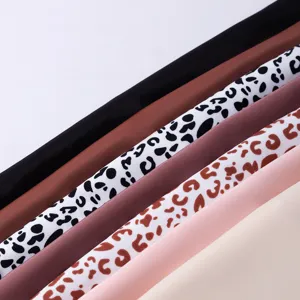 Vue détaillée de 7 couleurs de bandes élastiques pour sous-vêtements avec imprimé léopard.