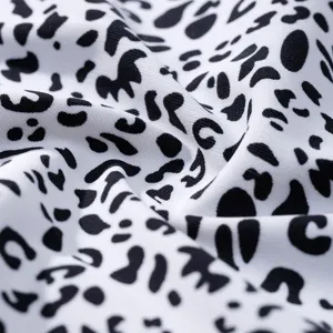 Détail du tissu de sous-vêtements pour femmes avec imprimé léopard noir et blanc.