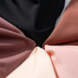 Gros plan détail tissu sous-vêtement femme multicolore doux extensible tricot.