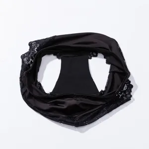 Vue détaillée d'un slip en dentelle noire pour femme, avec tissu doux et bordure florale.