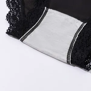 Vista ravvicinata e dettagliata del cavallo in pizzo nero per intimo femminile moderno.