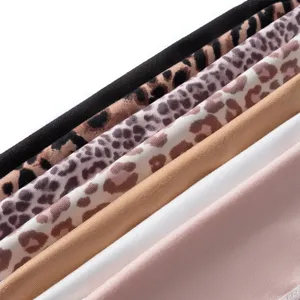 Dettaglio tessuto per perizoma leopardato, fasce elastiche morbide da donna eleganti.
