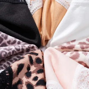 Dettaglio in primo piano di perizoma da donna in pizzo con colori uniti e stampa leopardata.