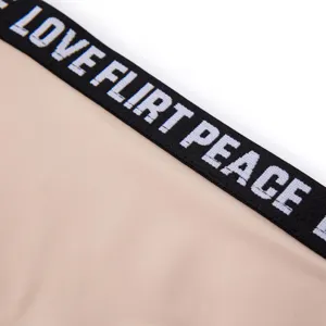 Primo piano del cinturino di biancheria intima senza cuciture da donna con lettere.