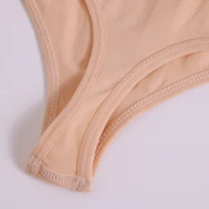 Primo piano dei dettagli di mutandine da donna traspiranti e tinte unite con cuciture.