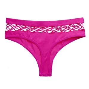 Primo piano del tanga rosa vivo da donna con vita traforata e tessuto elastico.