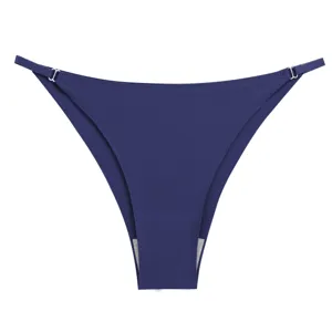 Primo piano del perizoma blu scuro senza cuciture in seta di ghiaccio con anelli metallici.