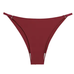 Vista dettagliata tanga donna vita bassa senza cuciture con anelli metallici e tessuto liscio.