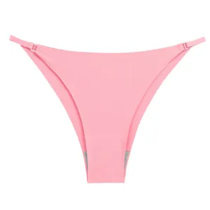 Vista dettagliata del perizoma rosa da donna senza cuciture con fibbie laterali regolabili.