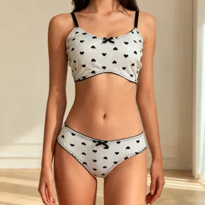 Nahaufnahme Damen Herz-Print BH und Slip Set, Ripp-Stoff mit süßer Schleife Detail.