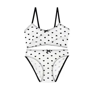 Nahaufnahme Detail des Damen BH und Slip Sets mit schwarzem Herzchendruck und Schleife.