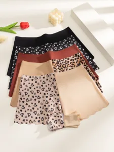 Nahtlose Damen Shorts mit mittlerer Leibhöhe, süßem Herz und Leoparden Muster.