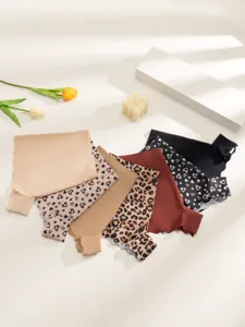 Detailansicht bequemer Damen Mid-Waist Boxer Briefs mit modischem Print und feinem Wellensaum.