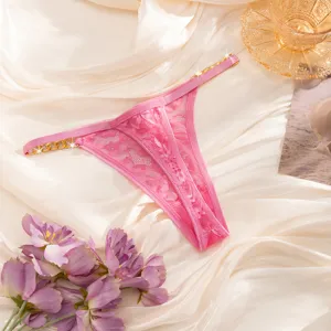 Sexy roze kanten string met stijlvolle gouden metalen kettingen, prachtig damesondergoed.