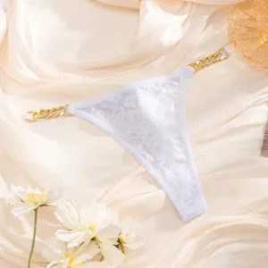 Sexy witte kanten tanga voor vrouwen met sprankelende strass gouden ketting aan de zijkanten chic.