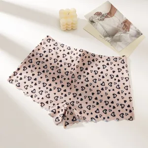 Detailansicht rosa Damen-Boxershorts mit schwarzem Herz-Print und wellenförmigen Rändern.
