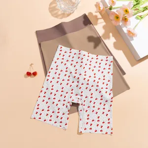 Vue détaillée de short de sécurité pour femme en soie glacée avec imprimé cerise et uni.