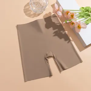 Vue de détail d'un short de sécurité uni sans coutures en tissu beige doux.