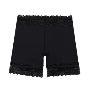 Shorts de seguridad negros de talle alto para mujer con encaje y detalle transpirable.