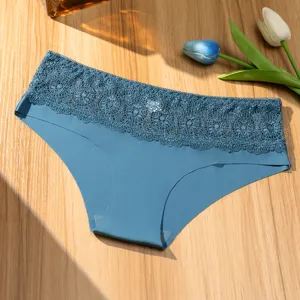 Primer plano detallado de bragas de encaje azul para mujer, delicado diseño de cintura.