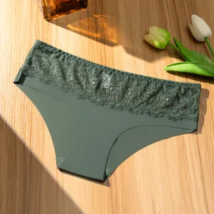 Vista detallada de bragas sin costuras de encaje verde de talle bajo para mujer.