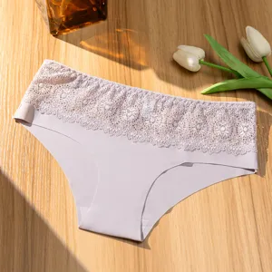Vista detallada bragas mujer talle bajo encaje sin costuras en color morado claro.